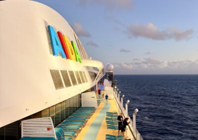Stimmungsvolle Urlaubsszene während einer AIDA Kreuzfahrt