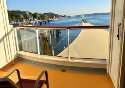 Gäste genießen entspannte Momente auf einer AIDA Kreuzfahrt an Bord